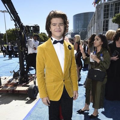 Gaten Matarazzo en la alfombra roja de los Emmy 2018