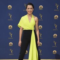 Tatiana Maslany en la alfombra roja de los Emmy 2018