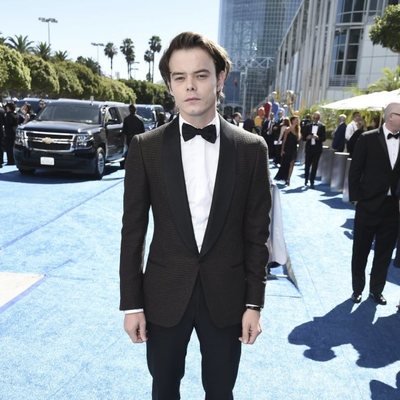 Charlie Heaton en la alfombra roja de los Emmy 2018