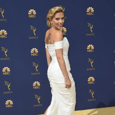 Scarlett Johansson en la alfombra roja de los Emmy 2018