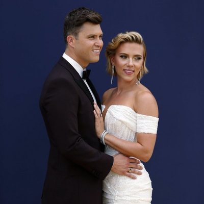 Scarlett Johansson y Colin Jost en la alfombra roja de los Emmy 2018