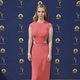 Betty Gilpin en la alfombra roja de los Emmy 2018