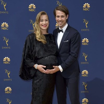 Yvonne Strahovski y Tim Loden en la alfombra roja de los Emmy 2018