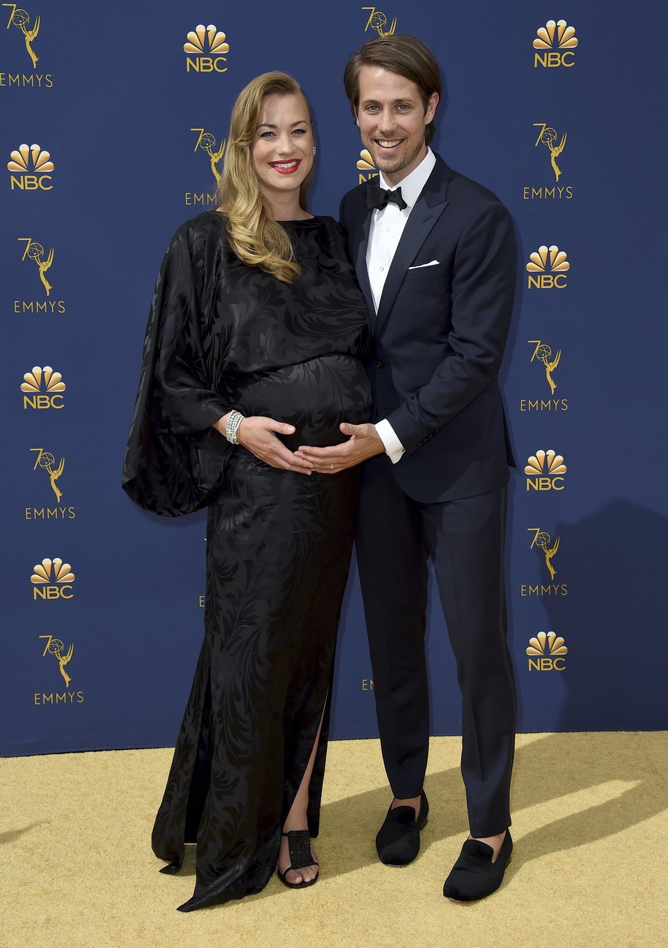 Yvonne Strahovski y Tim Loden en la alfombra roja de los Emmy 2018