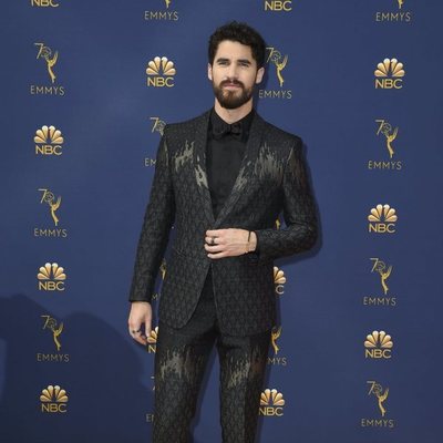 Darren Criss en la alfombra roja de los Emmy 2018