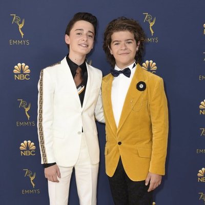 Gaten Matarazzo y Noah Schnapp en los Emmy 2018