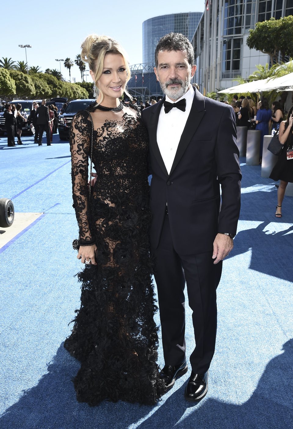 Antonio Banderas y Nicole Kimpel en la alfombra roja de los Emmy 2018