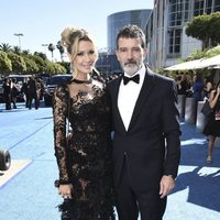 Antonio Banderas y Nicole Kimpel en la alfombra roja de los Emmy 2018