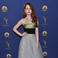 Madelaine Petsch en la alfombra roja de los Emmy 2018