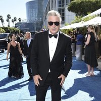 Alec Baldwin en la alfombra roja de los Emmy 2018