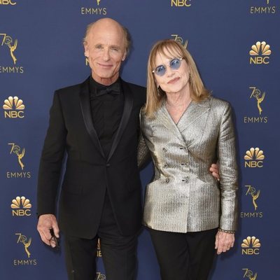 Ed Harris y Amy Madigan en la alfombra roja de los Emmy 2018