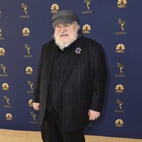 George R.R. Martin en la alfombra roja de los Emmy 2018