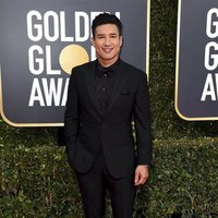 Mario Lopez en la alfombra roja de los Globos de Oro 2019