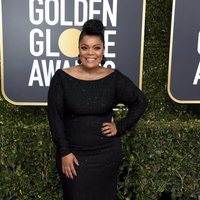 Yvette Nicole Brown en la alfombra roja de los Globos de Oro 2019