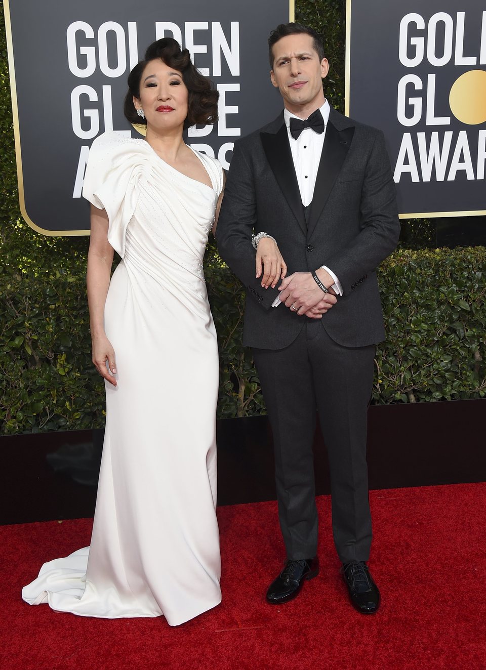 Andy Samberg y Sandra Oh en la alfombra roja de los Globos de Oro 2019