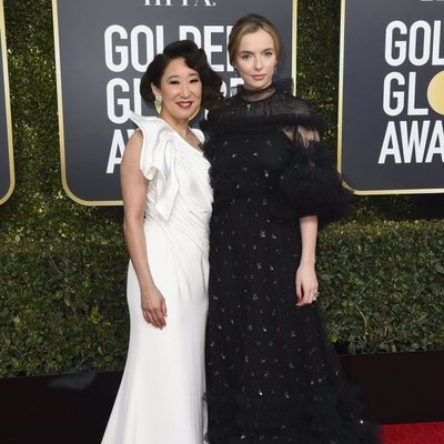 Sandra Oh y Jodie Comer en la alfombra roja de los Globos de Oro 2019