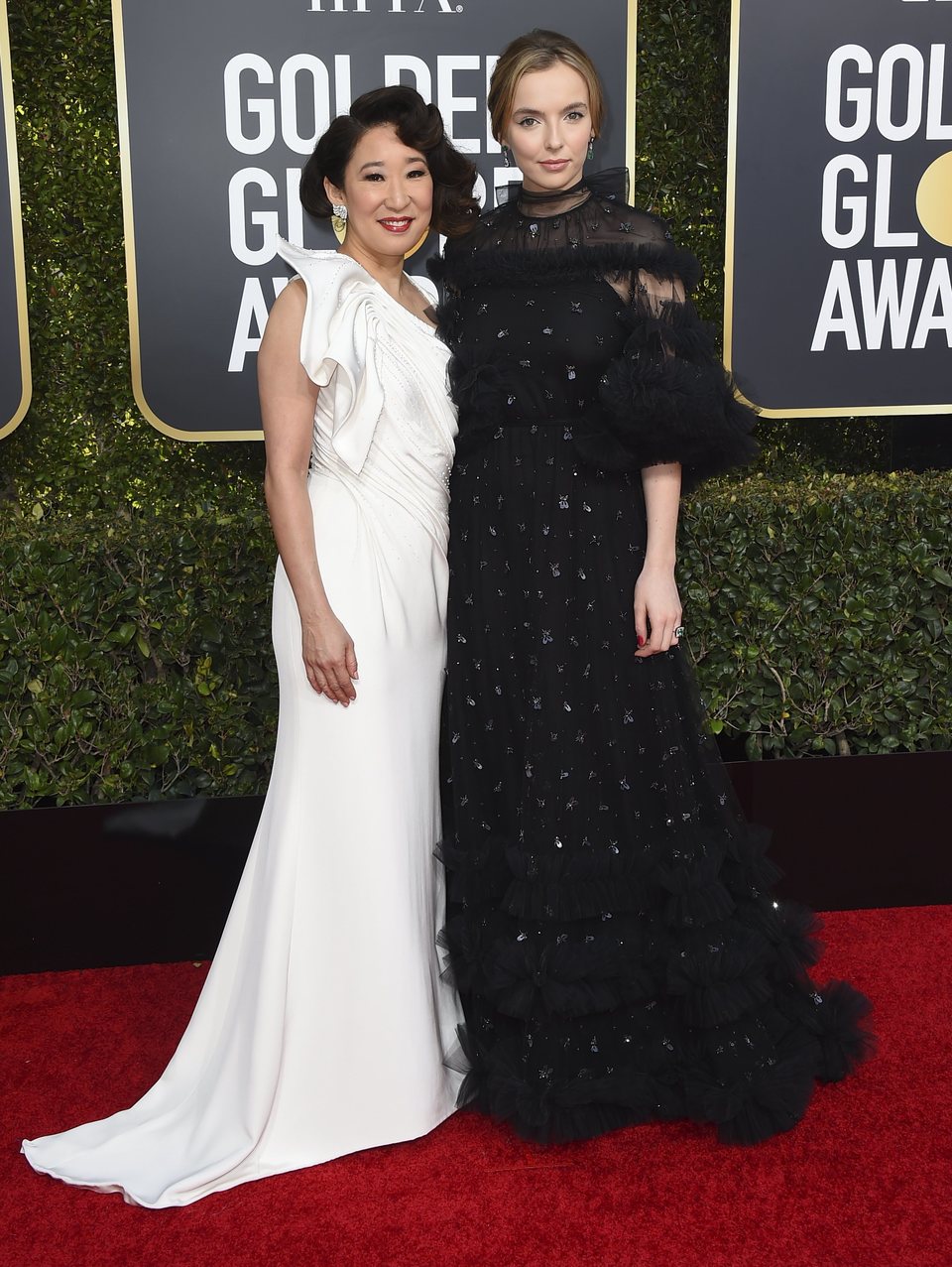 Sandra Oh y Jodie Comer en la alfombra roja de los Globos de Oro 2019