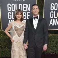 Andy Samberg y Joanna Newson en la alfombra roja de los Globos de Oro 2019