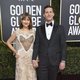 Andy Samberg y Joanna Newson en la alfombra roja de los Globos de Oro 2019