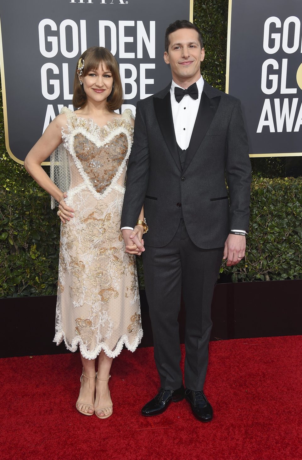 Andy Samberg y Joanna Newson en la alfombra roja de los Globos de Oro 2019