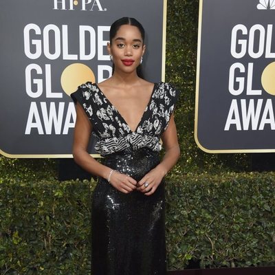 Laura Harrier en la alfombra roja de los Globos de Oro 2019