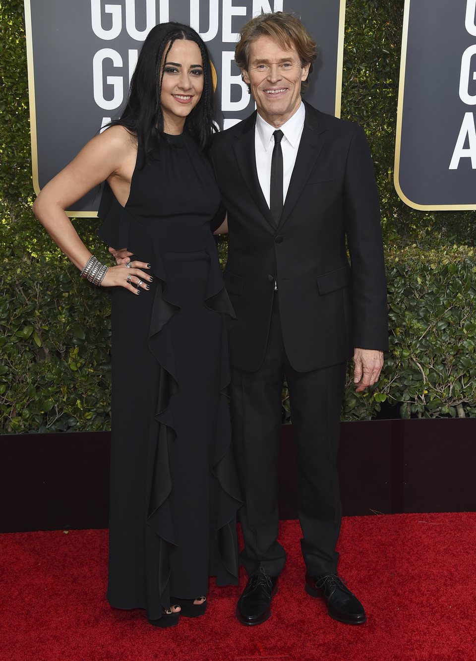 Willem Dafoe y Giada Colagrande en la alfombra roja de los Globos de Oro 2019