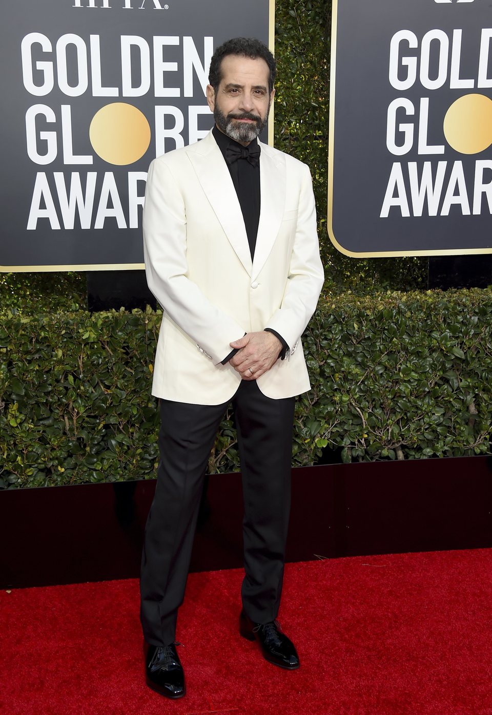 Tony Shalhoub en la alfombra roja de los Globos de Oro 2019