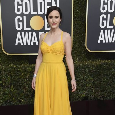 Rachel Brosnahan en la alfombra roja de los Globos de Oro 2019