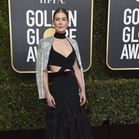 Rosamund Pike en la alfombra roja de los Globos de Oro 2019