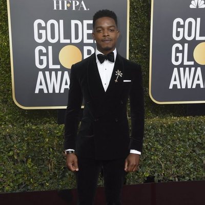 Stephan James en la alfombra roja de los Globos de Oro 2019