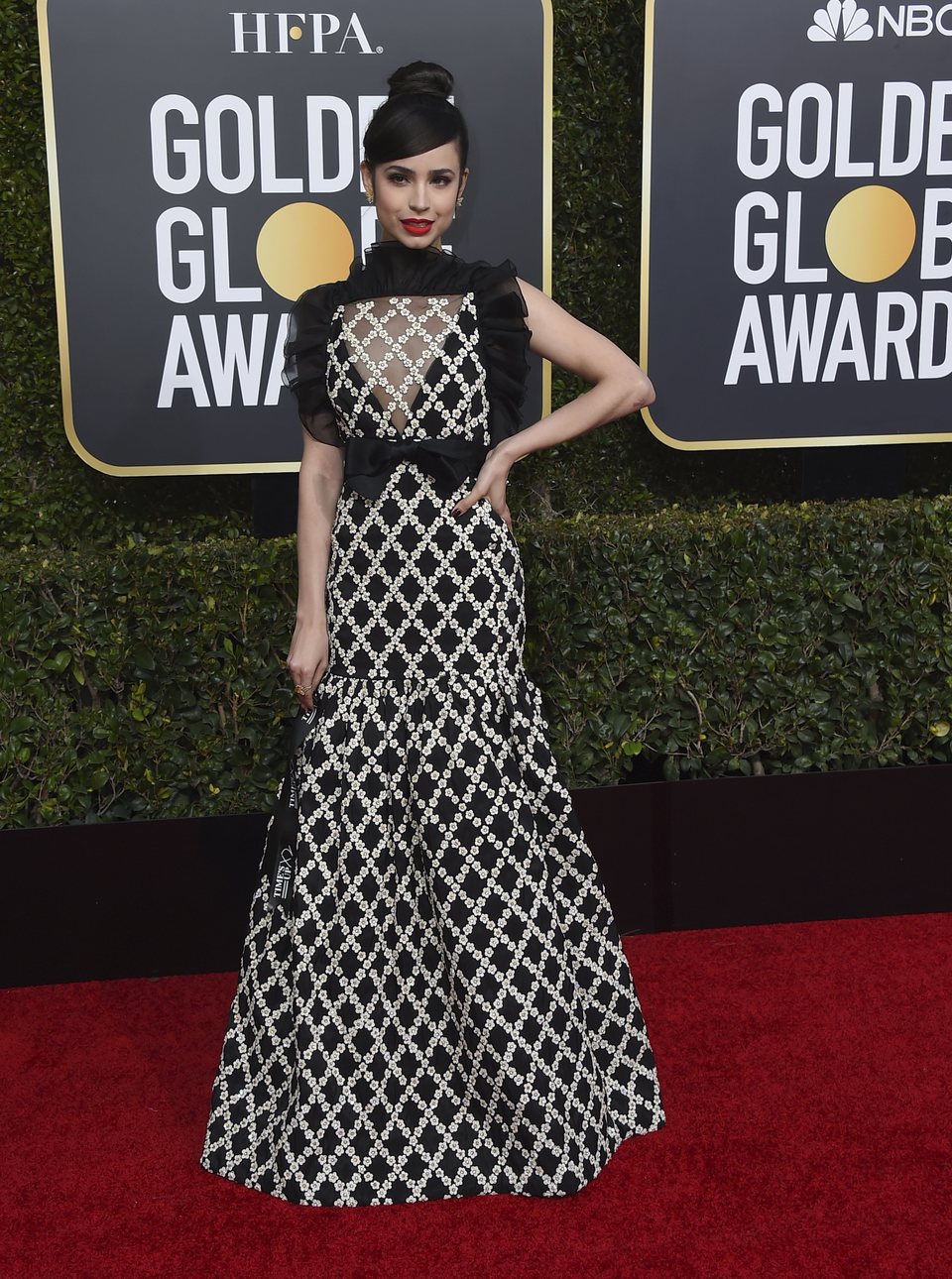 Sofia Carson en la alfombra roja de los Globos de Oro 2019