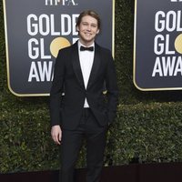 Joe Alwyn en la alfombra roja de los Globos de Oro 2019