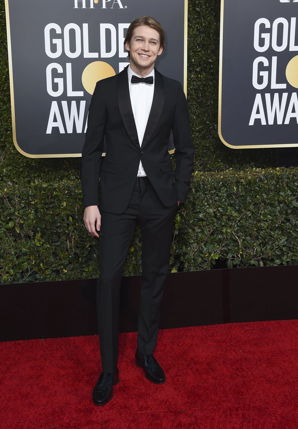 Joe Alwyn en la alfombra roja de los Globos de Oro 2019