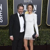 Hugh Grant y Anna Eberstein en la alfombra roja de los Globos de Oro 2019