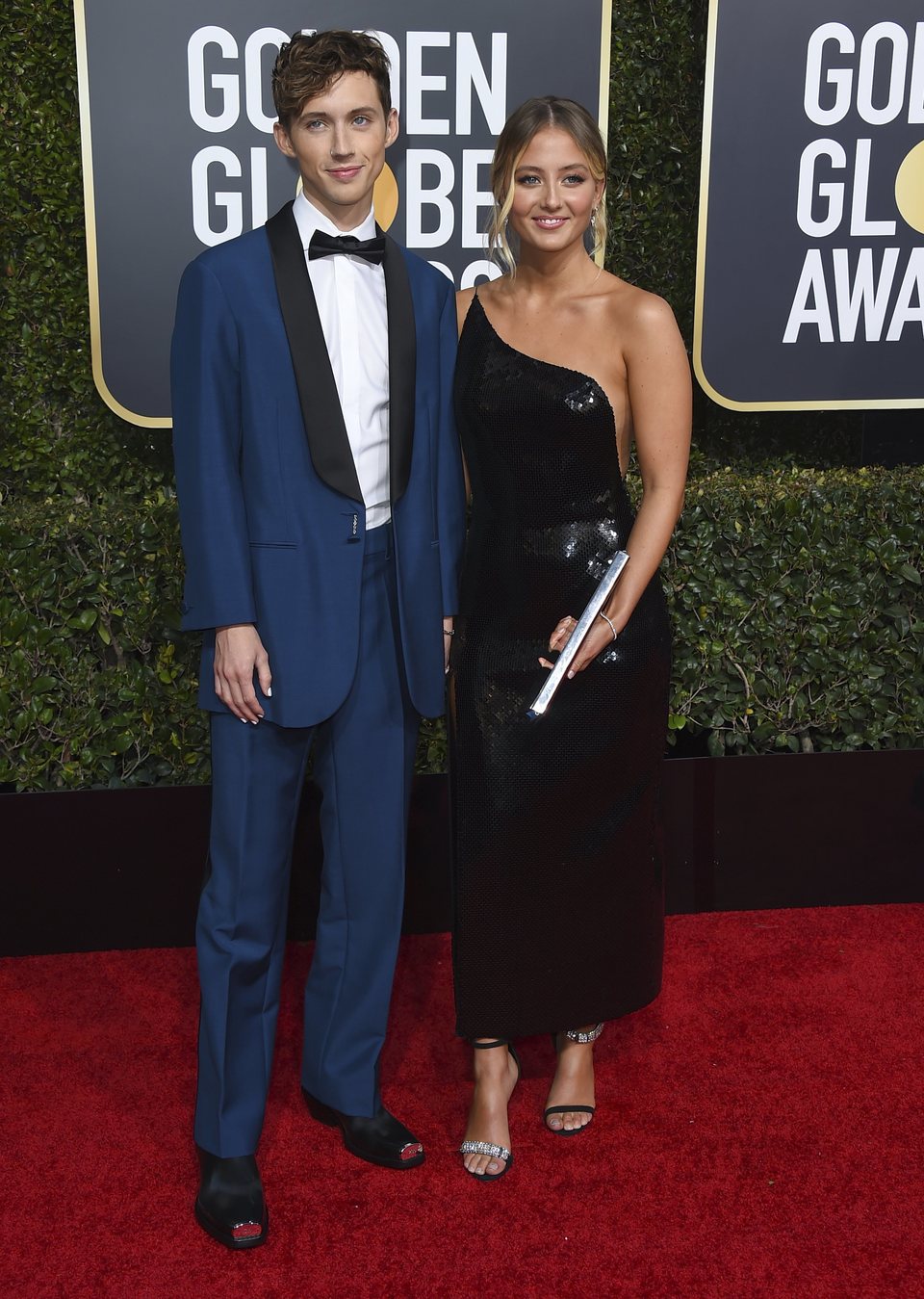 Troye Sivan y Sage Sivan en la alfombra roja de los Globos de Oro 2019