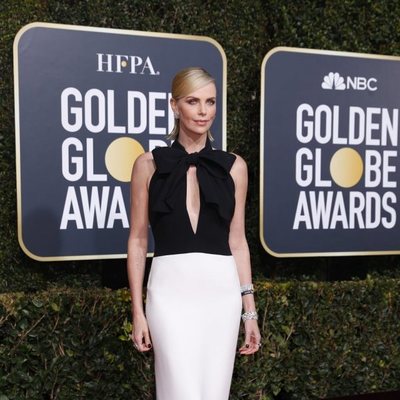 Charlize Theron en la alfombra roja de los Globos de Oro 2019