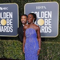 Michael B. Jordan y Lupita Nyong'o en la alfombra roja de los Globos de Oro 2019