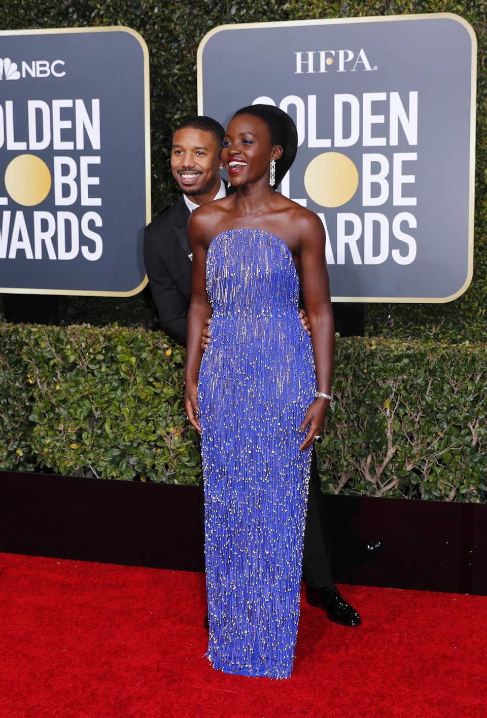 Michael B. Jordan y Lupita Nyong'o en la alfombra roja de los Globos de Oro 2019