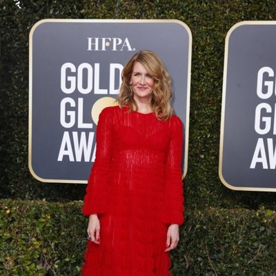 Laura Dern en la alfombra roja de los Globos de Oro 2019