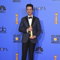 Justin Hurwitz posando con su Globo de Oro