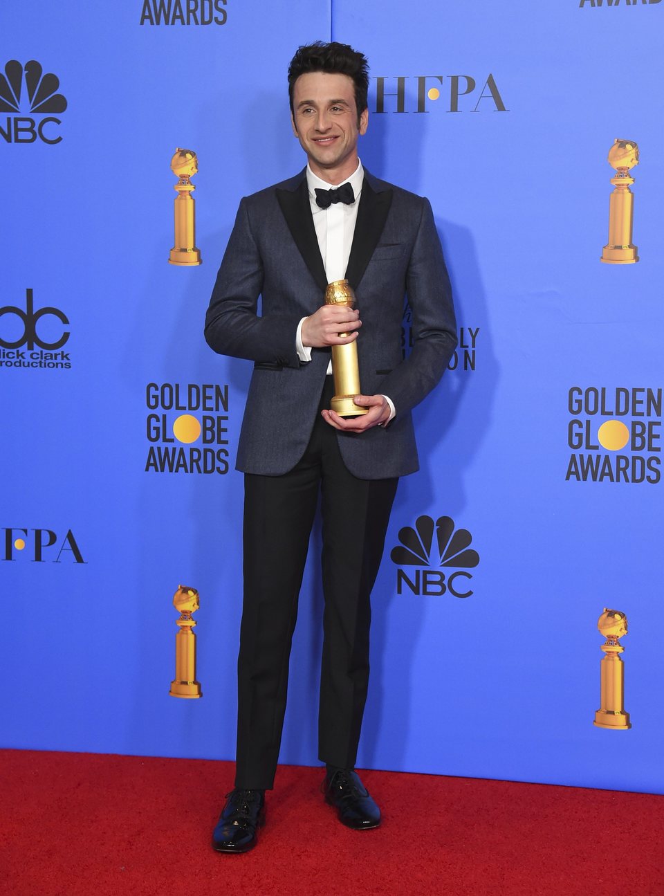 Justin Hurwitz posando con su Globo de Oro