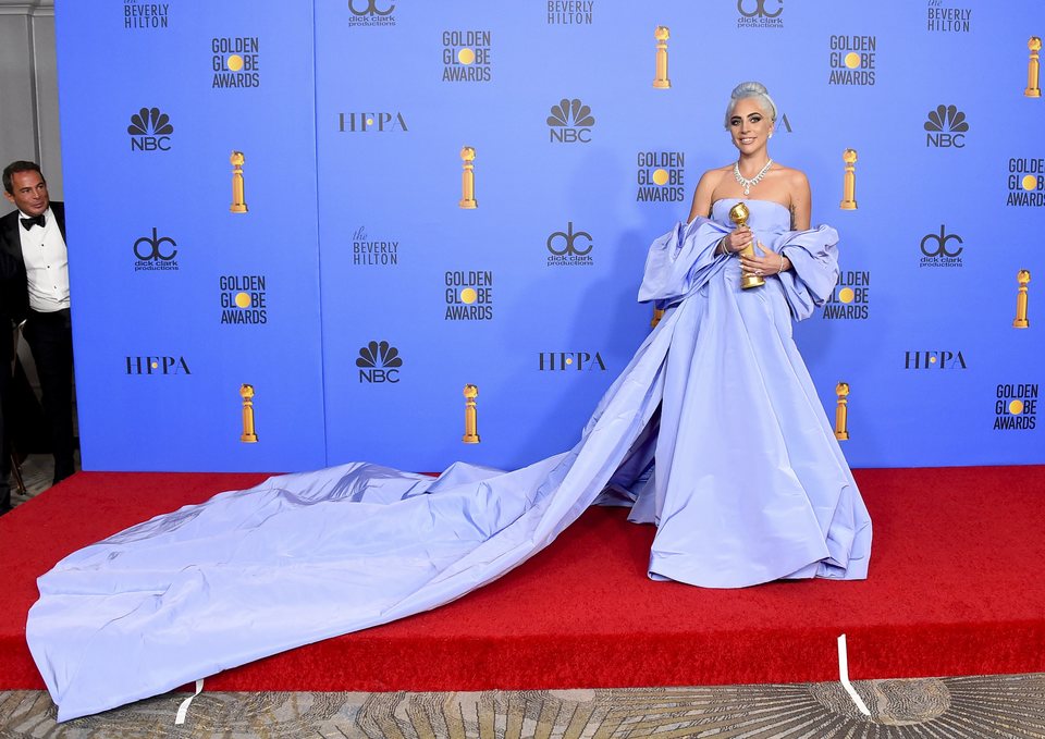 Lady Gaga posando con el Globo de Oro a Mejor canción