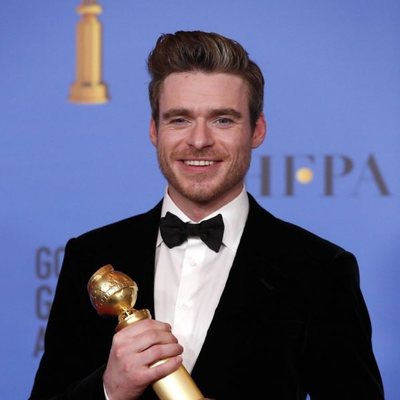 Richard Madden posando con su Globo de Oro