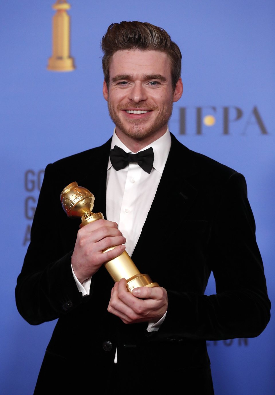 Richard Madden posando con su Globo de Oro