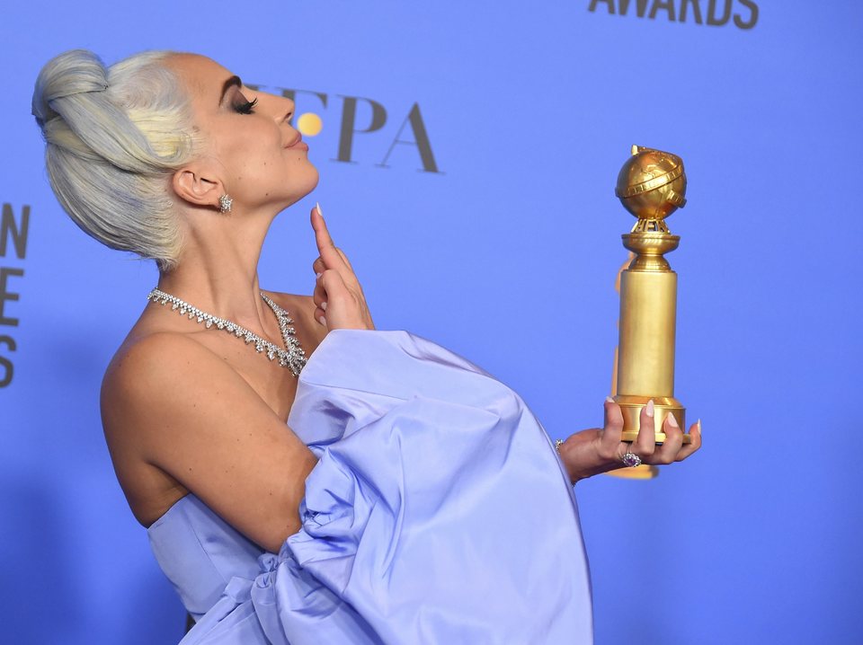 Lady Gaga posa con un Globo de Oro