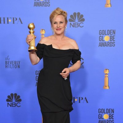 Patricia Arquette posando con su Globo de Oro