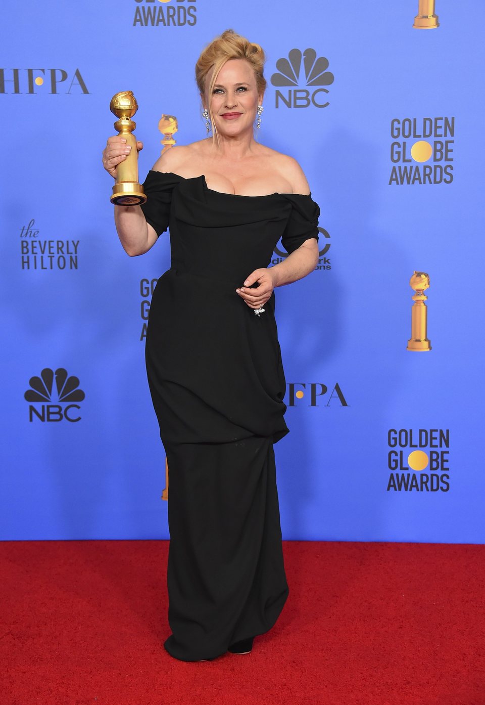 Patricia Arquette posando con su Globo de Oro