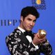 Darren Criss posa junto a su Globo de Oro