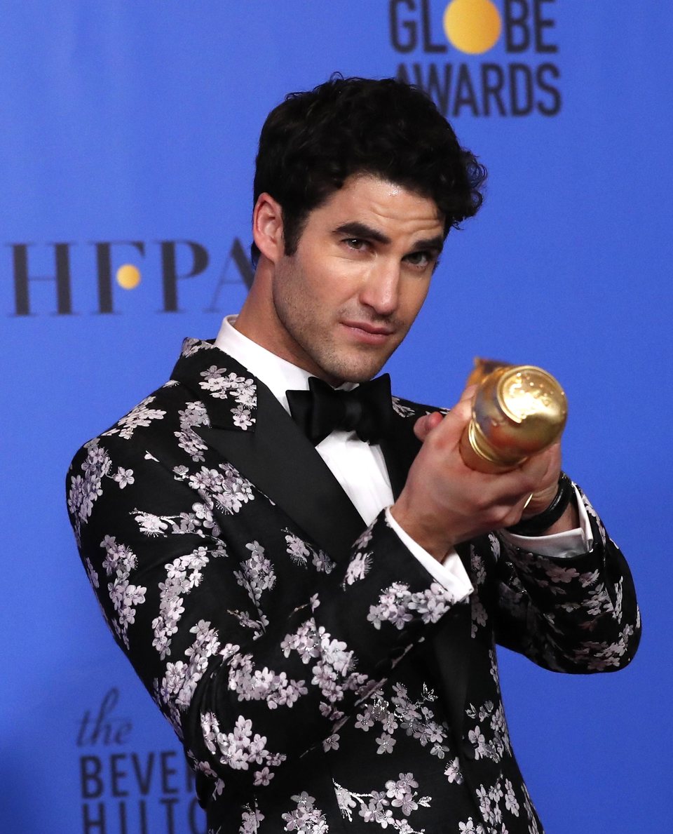 Darren Criss posa junto a su Globo de Oro