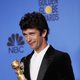 Ben Whishaw posa con su Globo de Oro